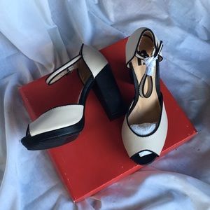 R2 heels brand new